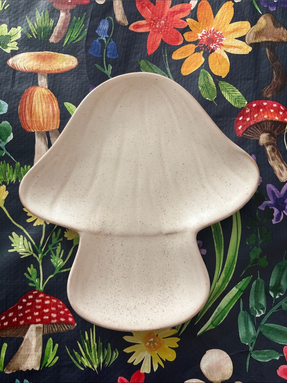 Ceramic Mushroom Serving Dish 7.5” x 8.25” - Cream NWT.
